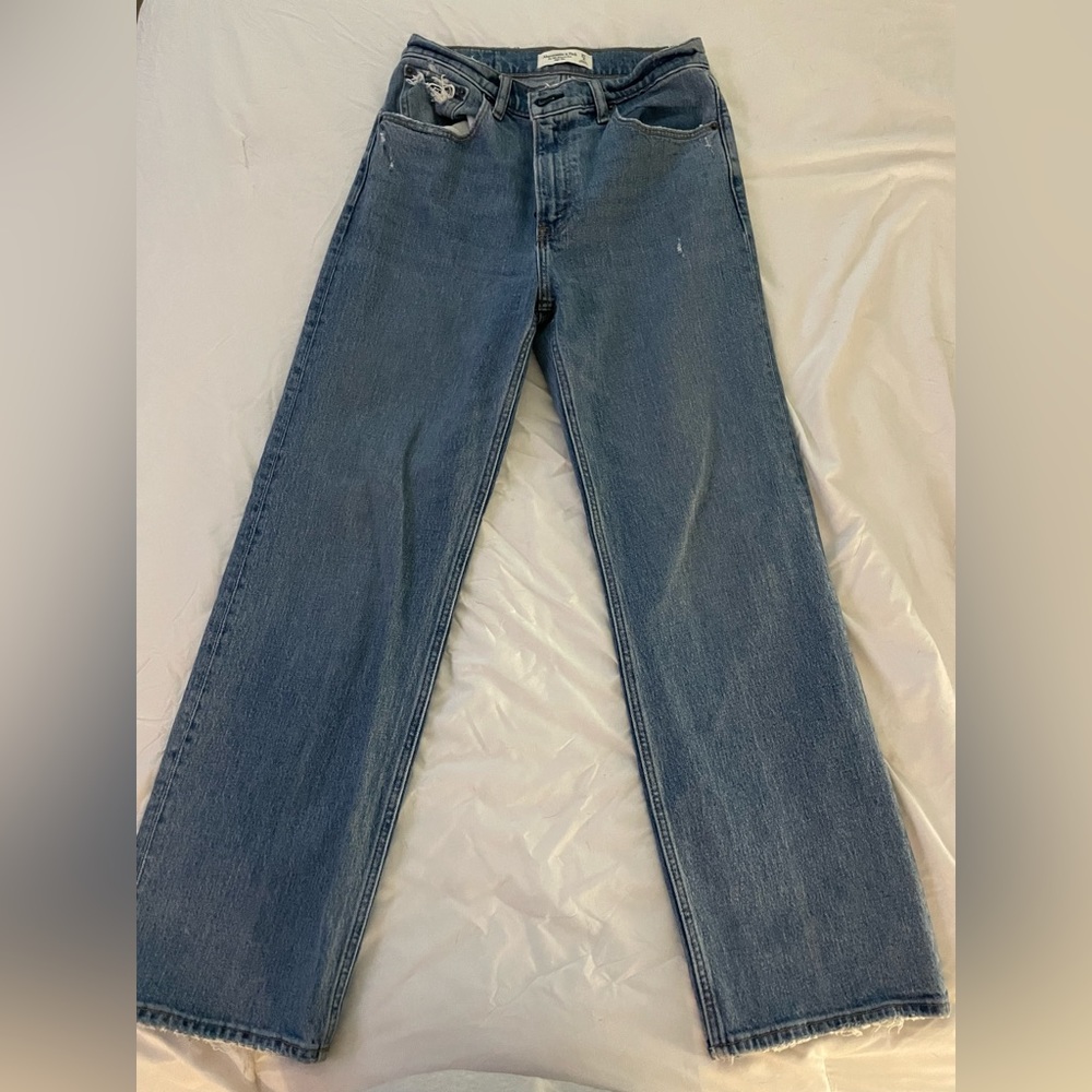 Abercrombie 90s Relaxed Jean High Rise. size 27 (4s). Worn only once! Do not fit